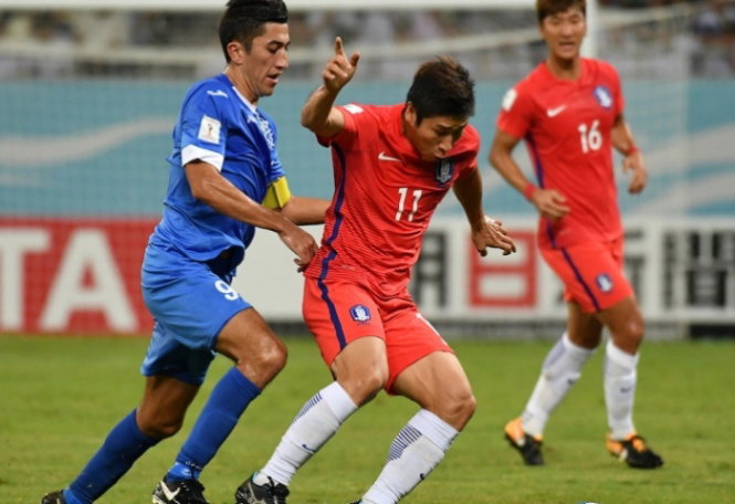 Hàn Quốc (phải) giành vé dự World Cup 2018 sau khi hòa Uzbekistan 0-0. Ảnh: AFC