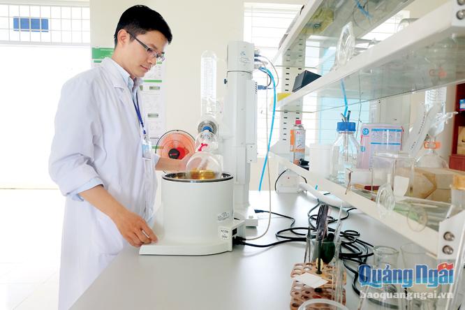 Từ nguồn thu xổ số kiến thiết, dự án đầu tư thiết bị Phòng thí nghiệm Hóa-Sinh - Môi trường (Đại học Phạm Văn Đồng) đã mang lại nhiều hiệu quả thiết thực.