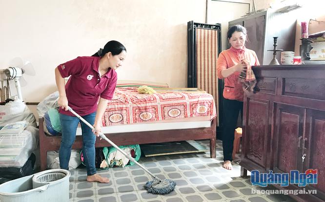 Chị Minh và chị Nga dọn dẹp nhà cửa cho một hộ gia đình.