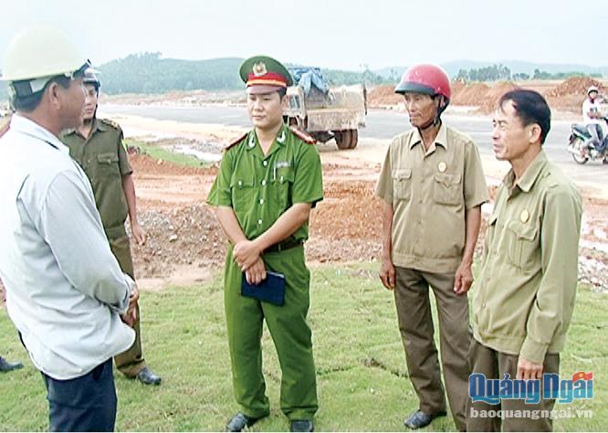  Tổ CCB tự quản về ANTT xã Tịnh Phong phối hợp với công an tuần tra tại Khu Công nghiệp VSIP Quảng Ngãi .