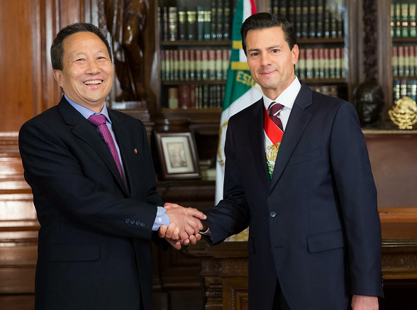 Ông Kim Hyong Gil được Tổng thống Mexico Enrique Peña Nieto chào đón tại dinh tổng thống khi bắt đầu sứ mệnh ngoại giao tại Mexico năm 2016.