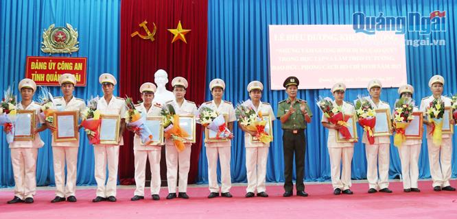 Bí thư Đảng ủy, Giám đốc Công an tỉnh, đại tá Nguyễn Thanh Trang (thứ 5 từ phải sang) khen thưởng cho các cá nhân có thành tích xuất sắc trong học tập và làm theo gương Bác.