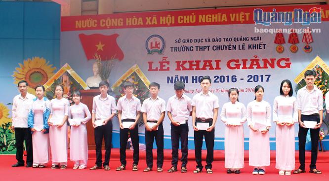 Hằng năm, cấp ủy Trường THPT chuyên Lê Khiết luôn quan tâm theo dõi, giúp đỡ những học sinh giỏi, có phẩm chất đạo đức tốt để tạo nguồn phát triển đảng viên mới.