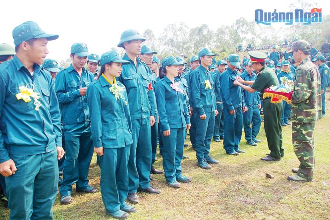 Dân quân huyện Sơn Tịnh hoàn thành khóa huấn luyện năm 2017.