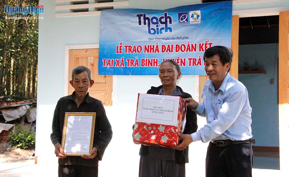 Đại diện Công ty cổ phần Đường trao tặng quà tại lễ bàn giao nhà “Đại đoàn kết” cho hộ ông Nguyễn Tồn