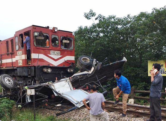 Xe tải bị nát bét sau cú tông của tàu hỏa (Ảnh: CTV).