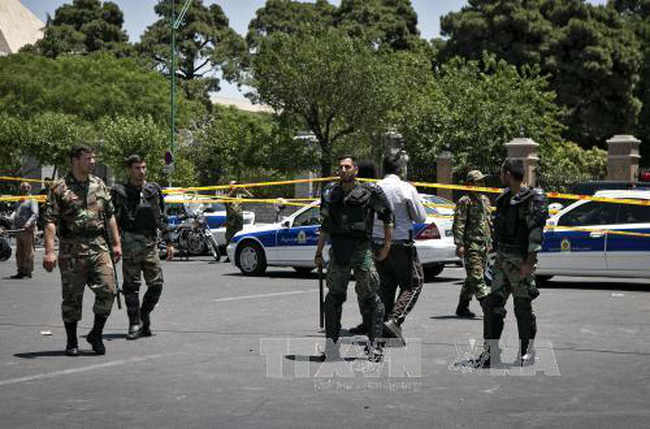   Cảnh sát Iran làm nhiệm vụ bên ngoài tòa nhà Quốc hội ở Tehran sau vụ tấn công ngày 7/6. Ảnh: THX/TTXVN