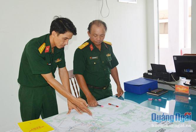 Thượng úy Lê Quang Biền (trái) thực hiện kế hoạch phục vụ tác chiến của đơn vị.