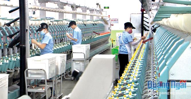  Sản xuất sợi tại Nhà máy Xindadong.
