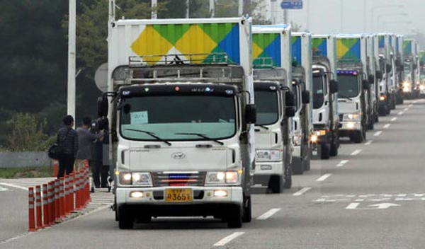 Đoàn xe chở hàng viện trợ nhân đạo tại trạm kiểm soát biên giới liên Triều ở thành phố Paju, tỉnh Gyeonggi năm 2014. (Ảnh: Yonhap)