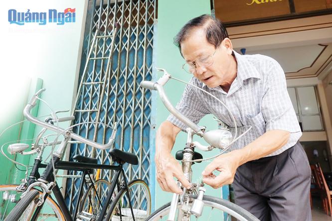 Ông Nguyễn Đức Oanh luôn tỉ mỉ, chăm chút cho từng chiếc xe đạp cổ.