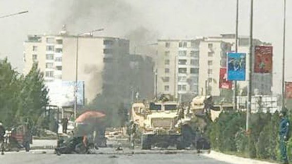 Đoàn xe NATO bị tấn công trên đường Qargha ở quận 5, Kabul, Afghanistan, ngày 24-9-2017. Ảnh: PAJHWOK AFGHAN NEWS
