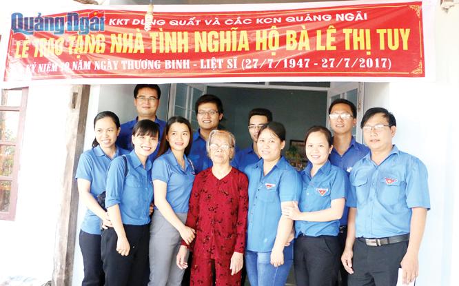 Đoàn Thanh niên BQL KKT Dung Quất và các KCN tỉnh trao nhà tình nghĩa cho gia đình có công với cách mạng.    
