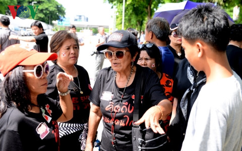 Số ít người ủng hộ bà Yingluck có mặt tại toà tối cao để nghe phán quyết (Ảnh: Quang Trung)