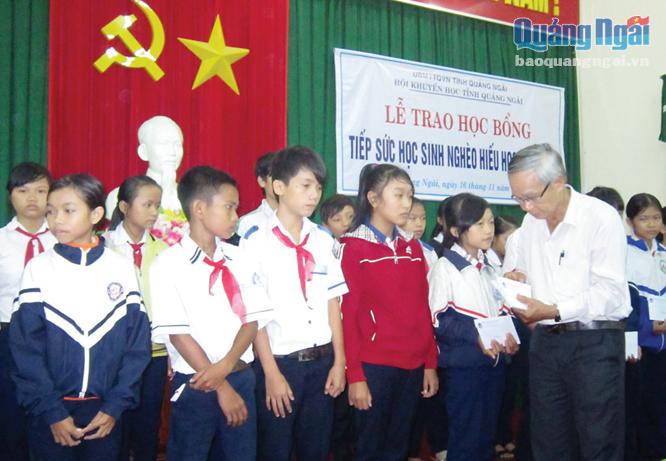 Ông Trần Ngọc Ngân trao thưởng cho học sinh Trường THPT Trần Kỳ Phong (Bình Sơn).