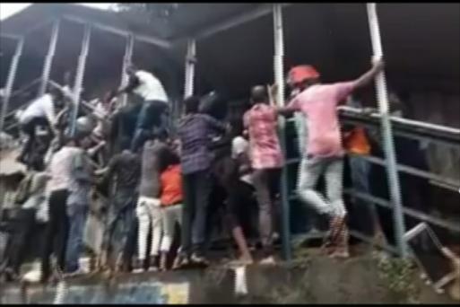 Khung cảnh hỗn loạn tại hiện trường vụ giẫm đạp gây thương vong lớn tại Mumbai. (Ảnh: News18)