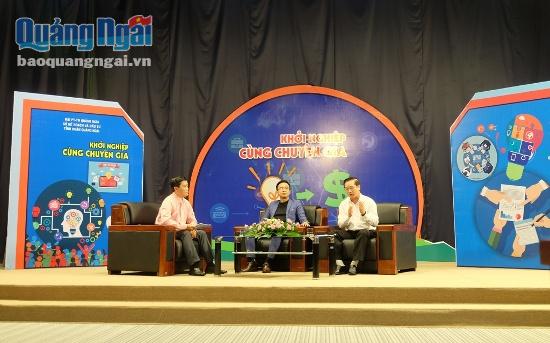  Ông Nguyễn Diễn (phải), anh Tạ Minh Tuấn (giữa) chia sẻ những kinh nghiệm khởi nghiệp thực tế của bản thân cho các bạn trẻ tại trường quay.