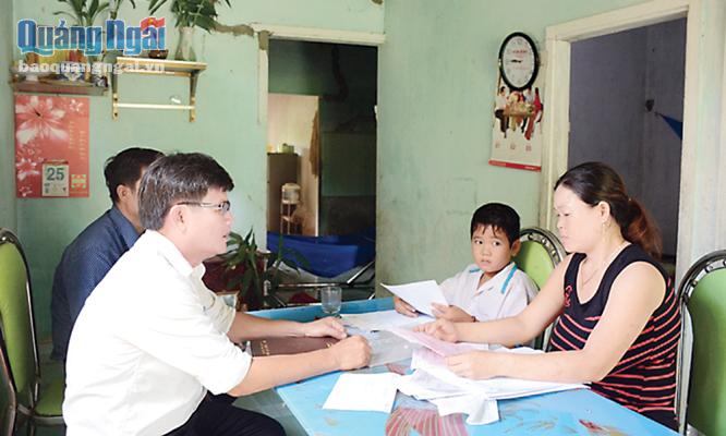 Chị Phan Thị Nam, ở xã Bình Thanh Tây (Bình Sơn) chia sẻ về trường hợp con chị chẳng may bị tai nạn, nhưng có BHYT, gia đình đỡ gánh nặng tài chính.