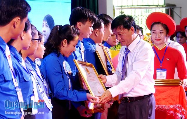 Chủ tịch UBND tỉnh Trần Ngọc Căng trao Bằng khen cho các tập thể và cá nhân có thành tích xuất sắc