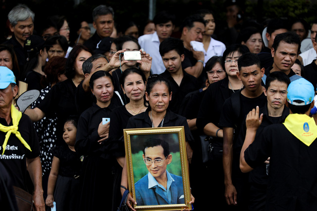 Đối với nhiều người, đây là lần đầu tiên họ chứng kiến một tang lễ của nhà vua - Ảnh: Reuters