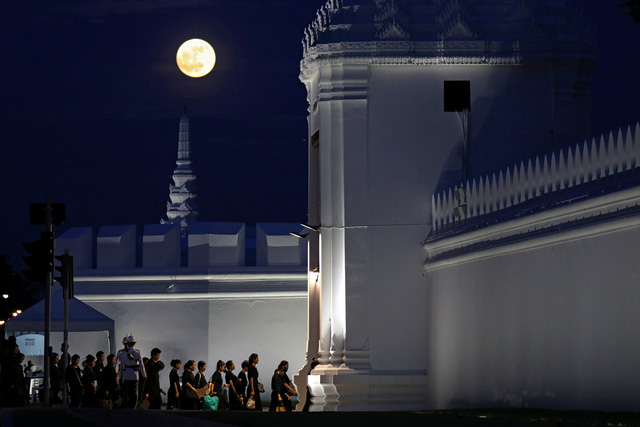 Dòng người kiên nhẫn chờ viếng nhà vua Thái Lan tối 5-10 - Ảnh: Reuters