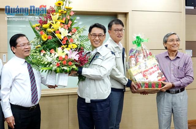 Ủy viên TƯ Đảng, Bí thư Tỉnh ủy Lê Viết Chữ và Chủ tịch UBMTTQ Việt Nam tỉnh Lê Quang Thích tặng quà cho Công ty TNHH Doosan Vina