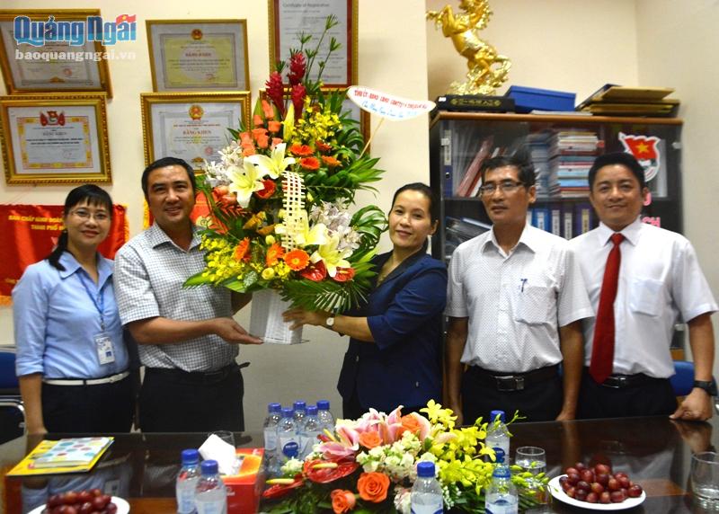 Phó Chủ tịch HĐND tỉnh Đinh Thị Hồng Minh tặng hoa chúc mừng Siêu thị Co.op Mart Quảng Ngãi.