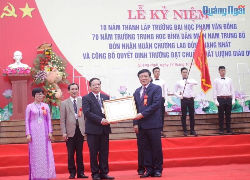 Chánh án Tòa án nhân dân tối cao Nguyễn Hòa Bình trao Huân chương Lao động hạng Nhất cho tập thể nhà trường.