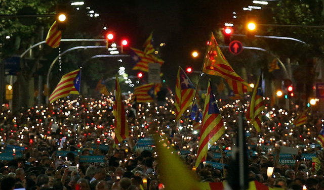 Biểu tình nổ ra sau vụ chính quyền trung ương Tây Ban Nha bắt giữ 2 lãnh đạo ly khai của Catalonia. (Ảnh: Reuters)