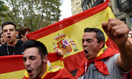 Những người biểu tình ủng hộ Catalonia tách khỏi Tây Ban Nha - Ảnh: Reuters.