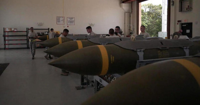  Các quả bom dự trữ tại căn cứ Andersen của Mỹ ở Guam. Ảnh: CBS NEWS