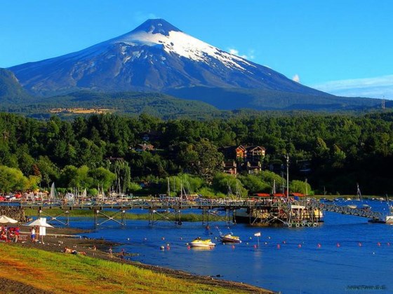 Pucón - một thị trấn du lịch nổi tiếng ở Chile nhờ phong cảnh hữu tình với hồ nước và núi lửa. Ảnh: Touropia