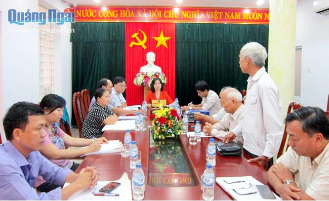 Tăng cường vai trò giám sát, góp phần thực hiện chủ trương cải cách TTHC - Hình 1 Phó trưởng đoàn Chuyên trách Đoàn ĐBQH tỉnh Phạm Thu Trang tiếp công dân định kỳ.
