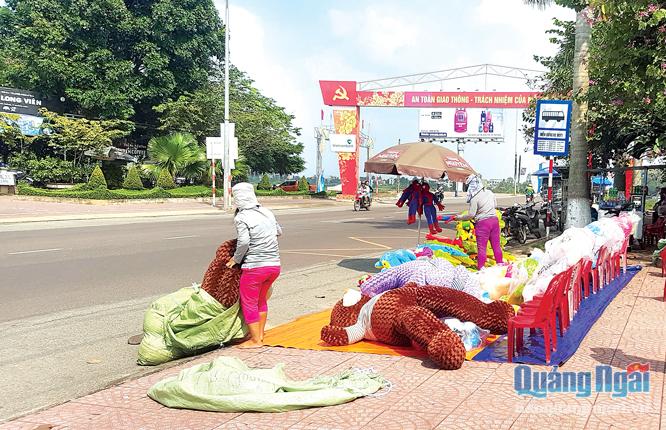  Chiếm dụng vỉa hè để kinh doanh buôn bán ở khu vực đầu cầu Trà Khúc I, phường Lê Hồng Phong.