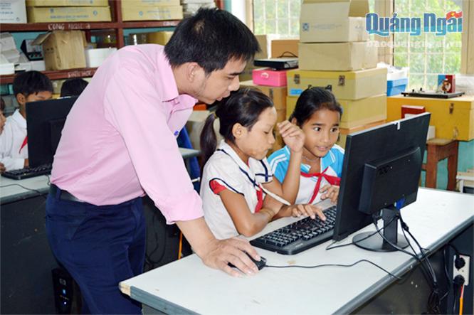 Điện lực Quảng Ngãi tặng dàn máy vi tính cho Trường THCS Trà Khê.     Ảnh: PV