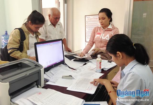 Người dân đến bộ phận một cửa của BHXH TP.Quảng Ngãi để làm thủ tục đổi thẻ BHYT mới đúng quy định