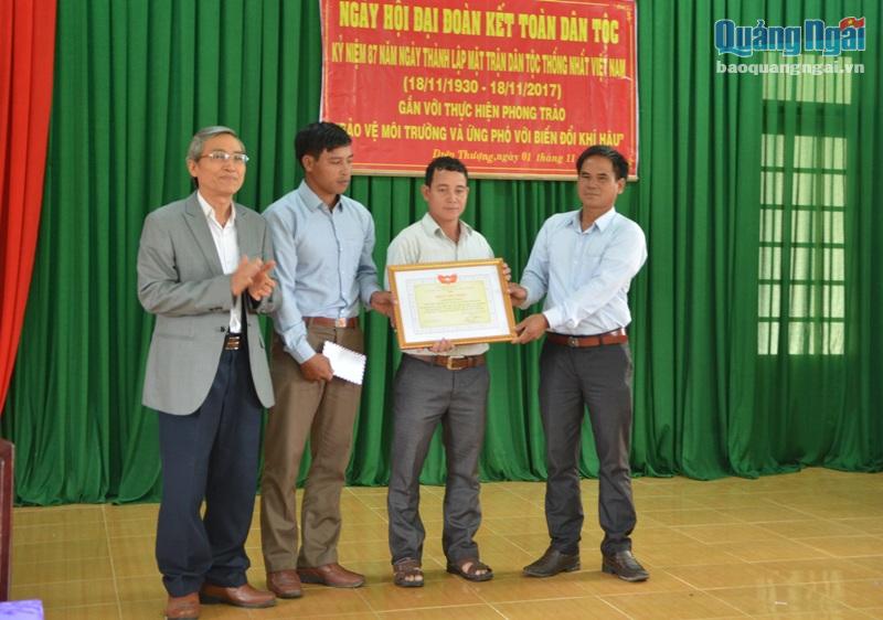 Chủ tịch Ủy ban MTTQ Việt Nam tỉnh Lê Quang Thích trao Giấy chứng nhận Khu dân cư tiêu biểu cho lãnh đạo khu dân cư số 8.
