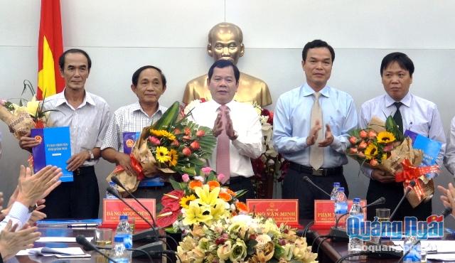Phó Chủ tịch Thường trực UBND tỉnh Đặng Văn Minh và Phó Chủ tịch UBND tỉnh Đặng Ngọc Dũng tặng hoa và trao Quyết định cho các cán bộ được điều động