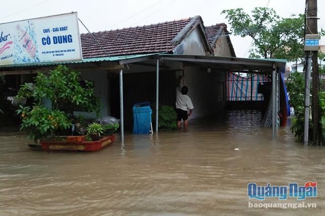 Huyện Sơn Tịnh có gần 300 ngôi nhà bị ngập sâu trong nước lũ