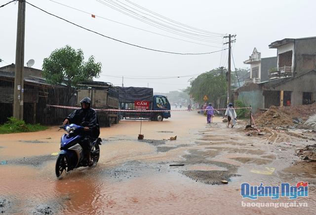 Chính quyền huyện Sơn Tịnh đã tiến hành rào chắn, cắm biển báo nguy hiểm ở những tuyến đường bị ngập sâu