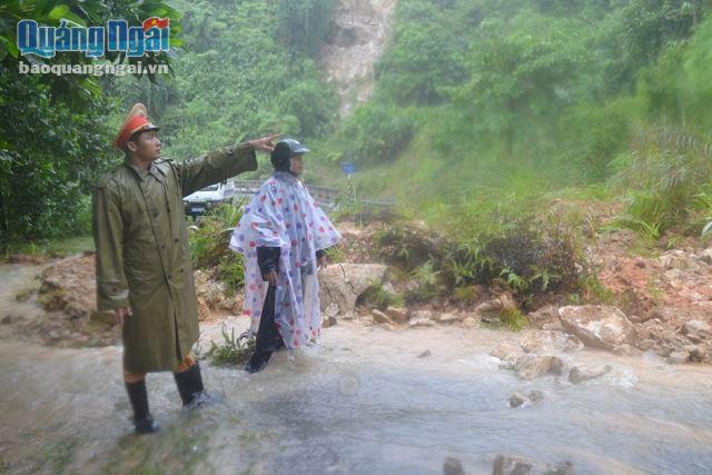Lực lượng công an huyện Tây Trà và chính quyền địa phương khảo sát các điểm sạt lở ở  tuyến đường Di Lăng - Trà Trung