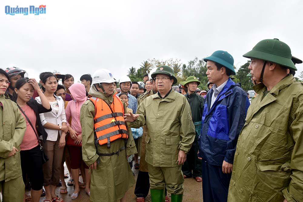 Phó Thủ tướng Chính phủ Trịnh Đình Dũng trao đổi với chính quyền địa phương