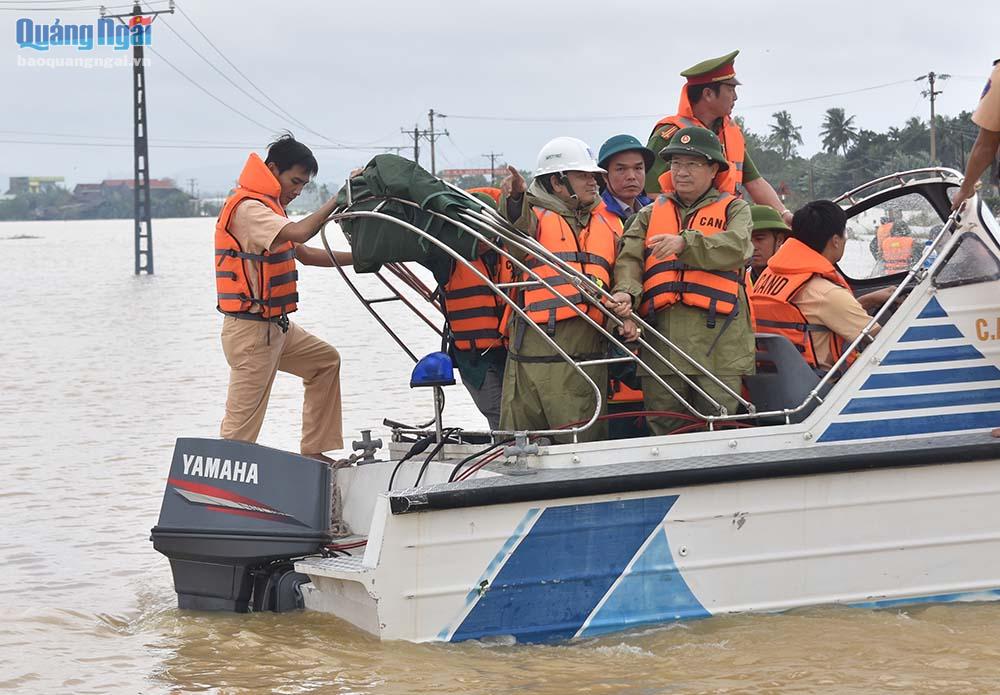 Phó Thủ tướng Chính Trịnh Đình Dũng đi ca nô vào vùng lũ