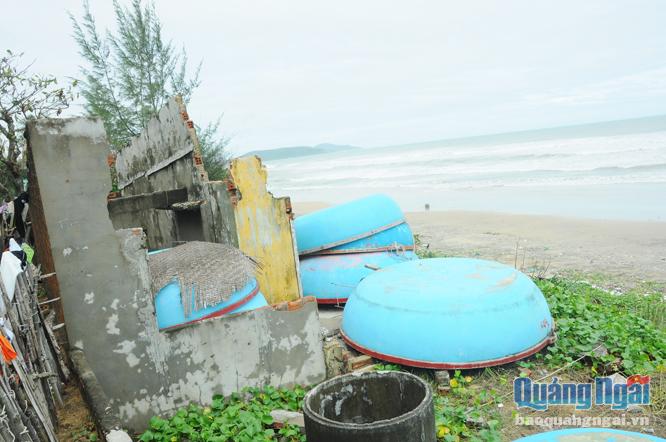 Một ngôi nhà ở thôn Lệ Thủy, xã Bình Trị bị sóng biển đánh tan tành.    
