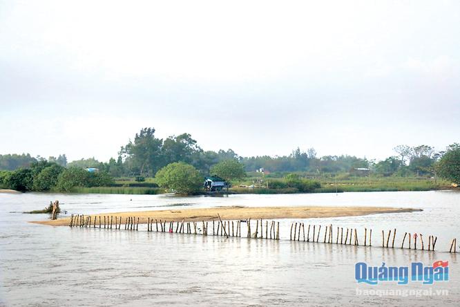 Khu vực Công ty TNHH Phú Điền dùng máy hút nạo vét bùn trên sông Vực Hồng bị người dân ngăn cản. ảnh: BS