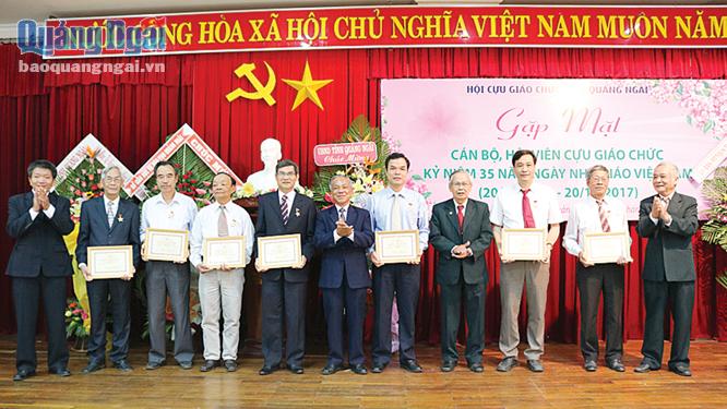 Tặng kỷ niệm chương cho các cá nhân có nhiều đóng góp cho sự phát triển của Hội Cựu giáo chức tỉnh.                             ẢNH: Trịnh Phương