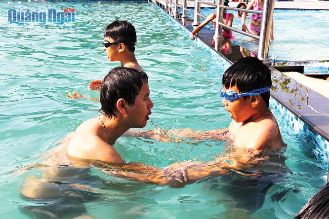 Các lớp kỹ năng bơi được triển khai tại các địa phương, góp phần giảm thiểu tai nạn đuối nước cho trẻ em.