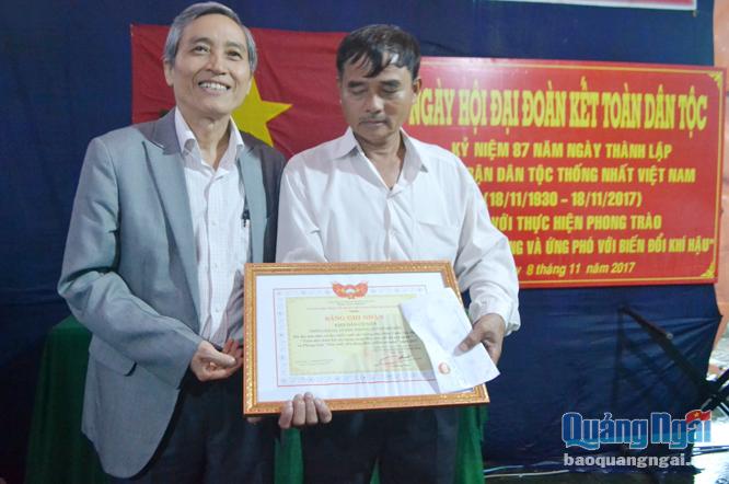 Chủ tịch Ủy ban MTTQ Việt Nam tỉnh Lê Quang Thích trao bằng chứng nhận KDC tiêu biểu xuất sắc năm 2017 cho KDC số 8, thôn Lâm Hạ, xã Đức Phong (Mộ Đức).                                                                                                                                                 Ảnh: HIỀN THU