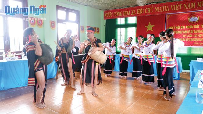 Biểu diễn văn nghệ mừng ngày hội đại đoàn kết toàn dân tộc ở KDC số 2, thôn Trường Giang, xã Trà Tân, huyện Trà Bồng.  Ảnh: ĐĂNG SƯƠNG