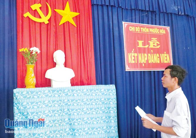  Lễ kết nạp đảng viên mới ở chi bộ thôn Phước Hòa.